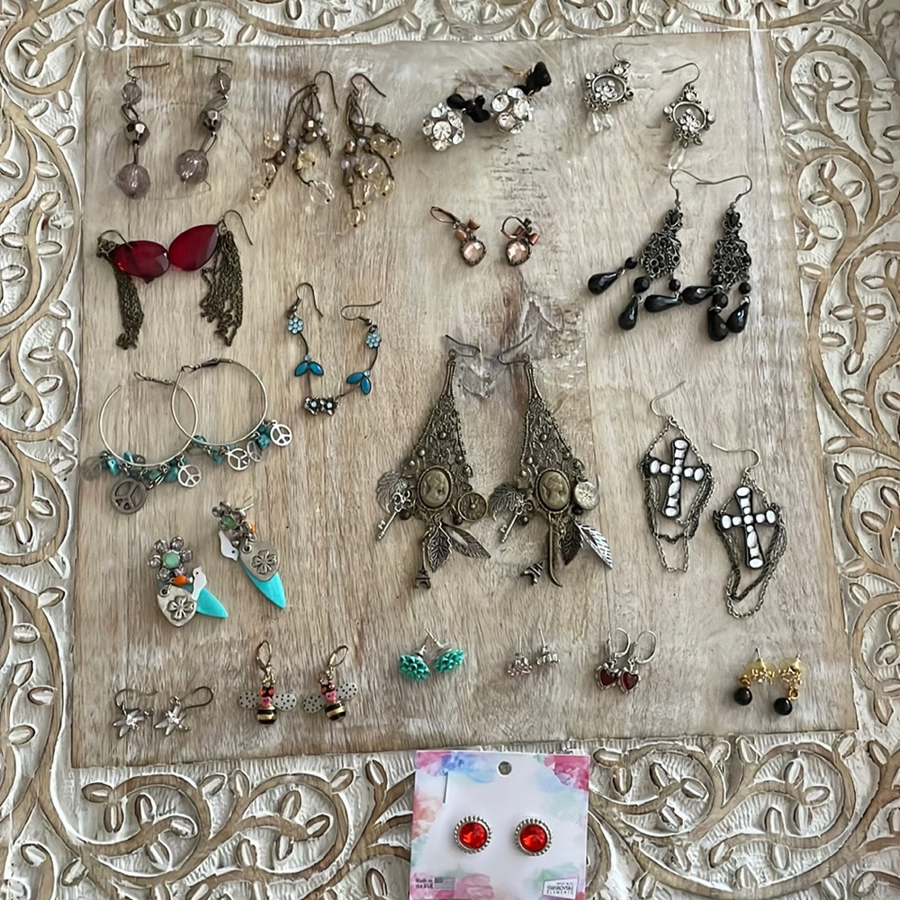 EARRING BUNDLE- New and gently used.  Some name brands.